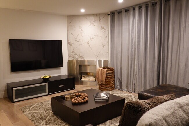 Sala de estar y chimenea - 141 S Clark Dr