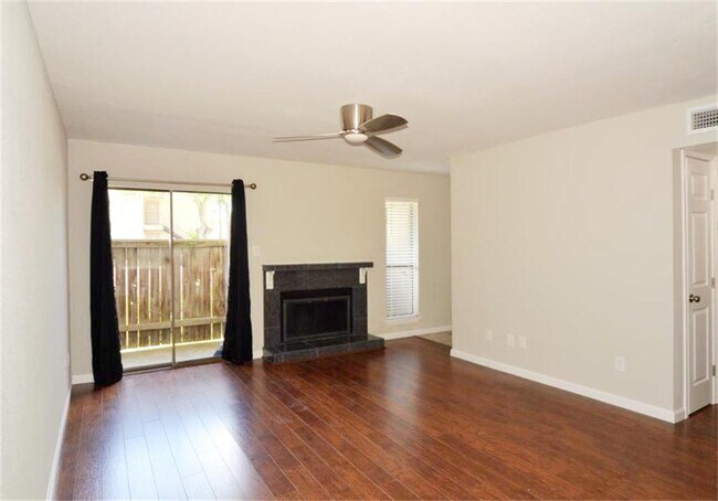Foto del edificio - 3300 Pebblebrook Dr
