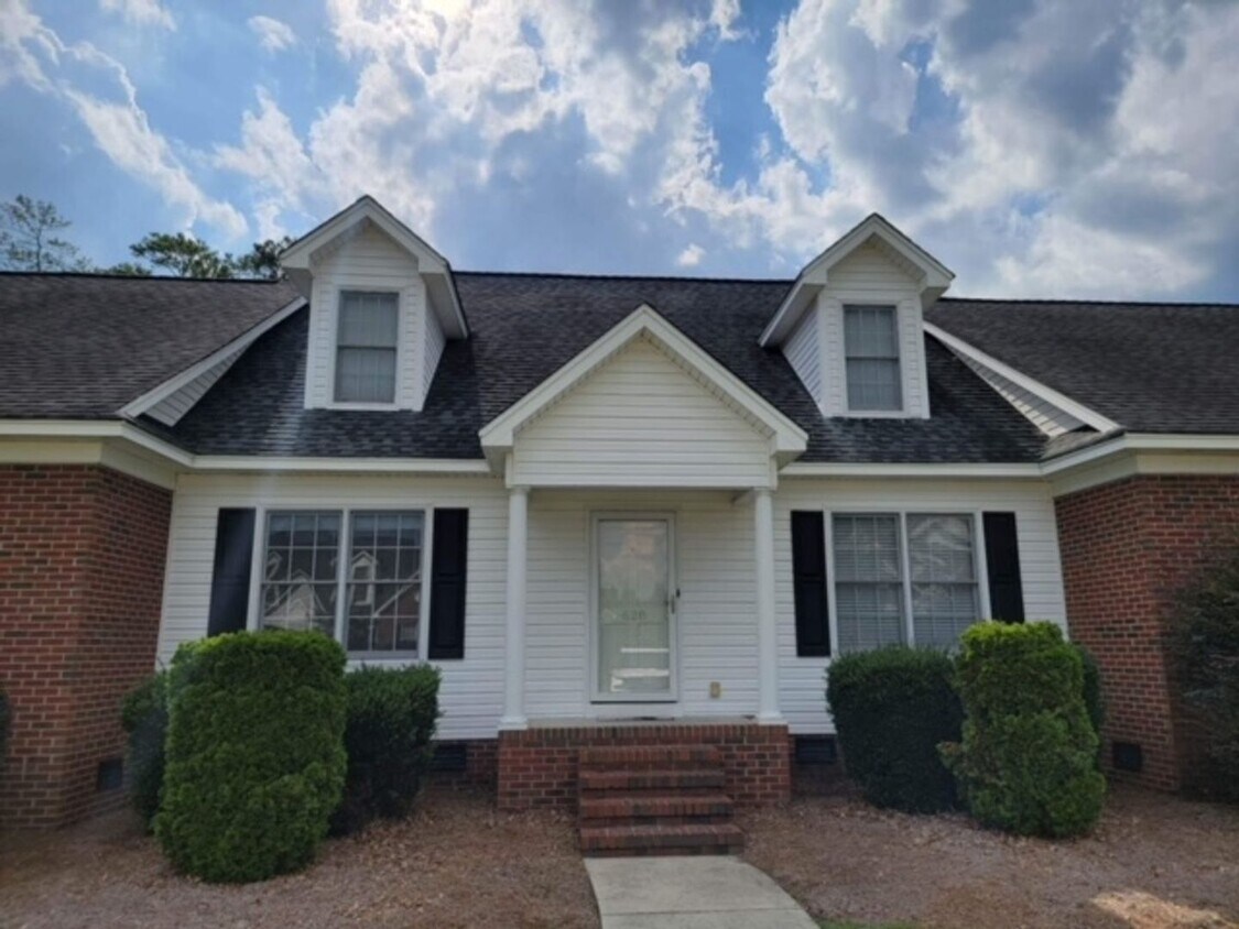 Foto principal - 4-Bedroom Townhome in Amberdale