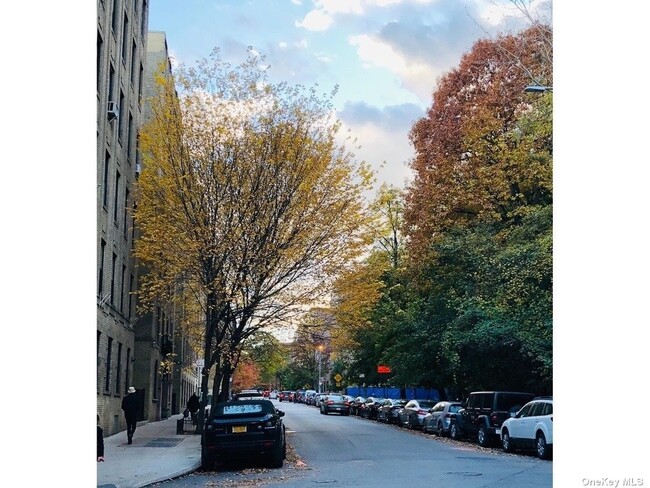 Foto del edificio - 225 Bennett Ave