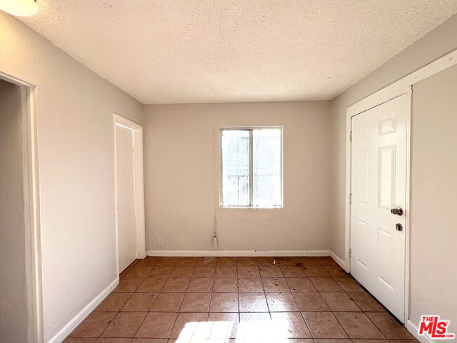 Building Photo - 823 E 111th Dr