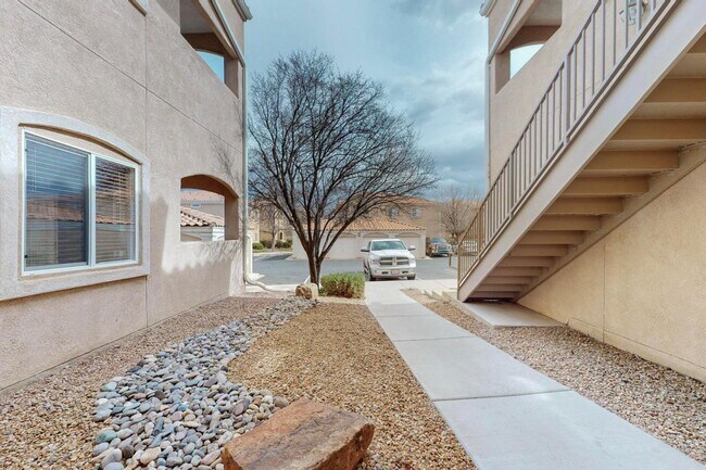 Foto del edificio - 6800 Vista Del Norte Dr NE