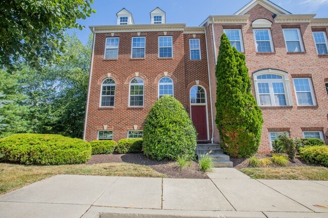 Building Photo - Amazing 4 BR/3.5 BA EOG Townhome in Woodst...