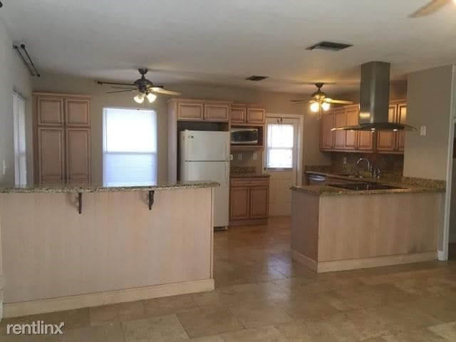Building Photo - 3 br, 2 bath House - 1300 NE 26th Ter