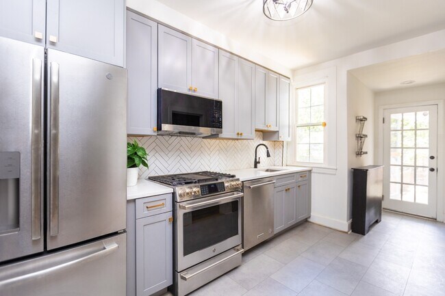 Building Photo - 3410 Oakenshaw Pl