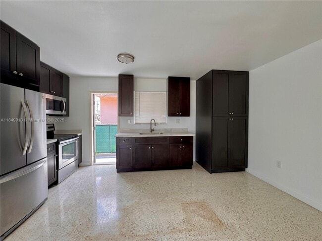 Foto del edificio - 626 W 17th St