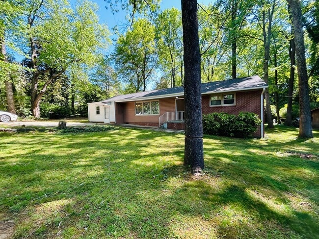 Building Photo - Fabulous 3 bedroom 2 bathroom Ranch home i...