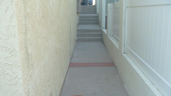 ESCALERAS DE PASEO EN EL LADO ESTE DE LA CASA - 2106 Clark Ln