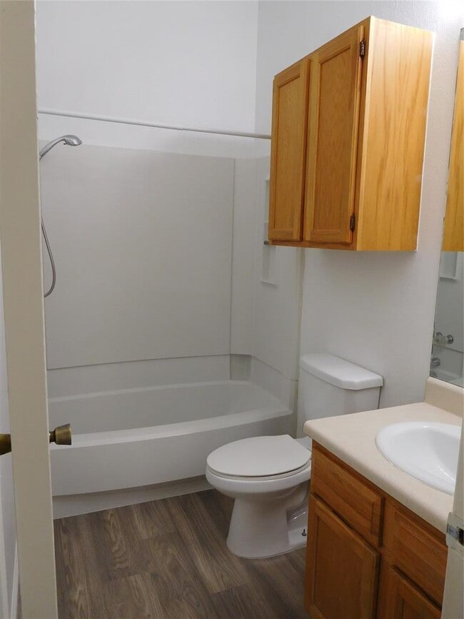 Foto del edificio - 2202 Quiet Wood Dr