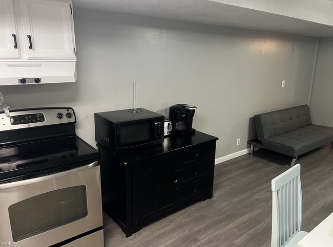 Foto del edificio - 1 br, 1 bath Triplex - 201 South 19th Aven...