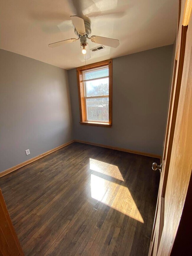 Building Photo - 1453 S Springfield Ave