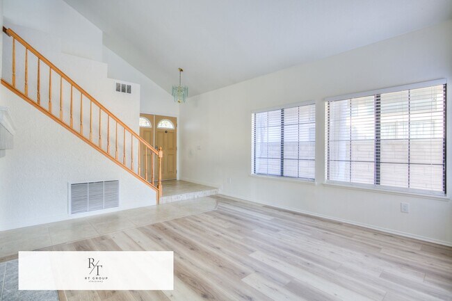 Foto del edificio - Gorgeous 3-Bedroom Home in Prestigious Chi...