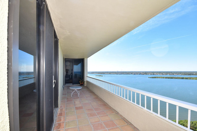 Building Photo - 5510 N Ocean Drive 25c