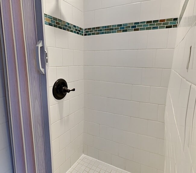 Building Photo - 1208 Francis Ave