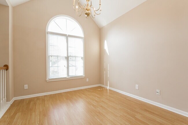 Building Photo - 605 Oxford Crest Ct NW
