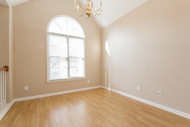 Foto del edificio - 605 Oxford Crest Ct NW