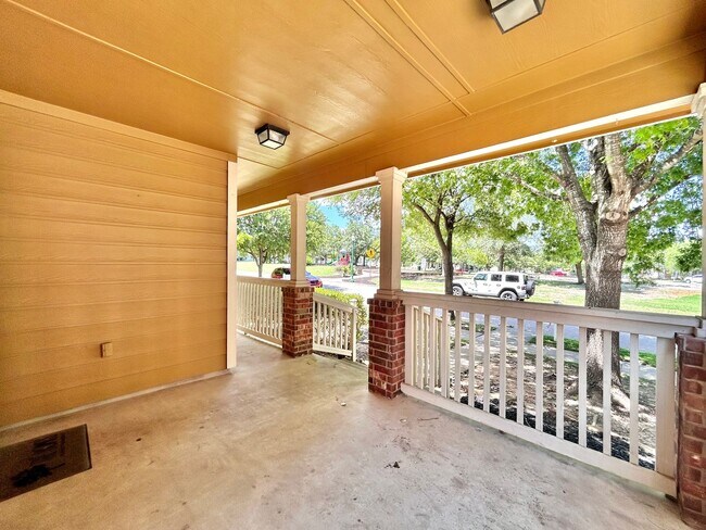 Foto del edificio - Charming 3BR/2BA Two-Level Home with Cover...