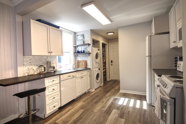 Kitchen - 651 King St W