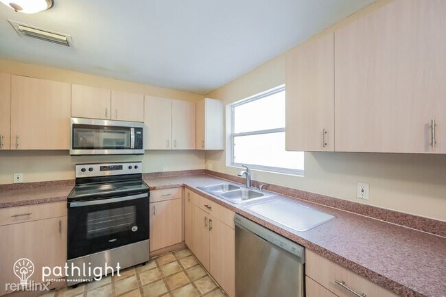 3 br, 2 bath House - 1718 Sunset Place UNIT - 4