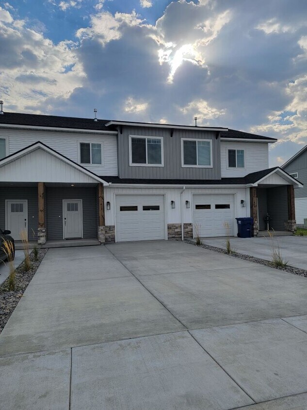 Primary Photo - 3 bed, 2.5 bath townhome w/bonus room in S...