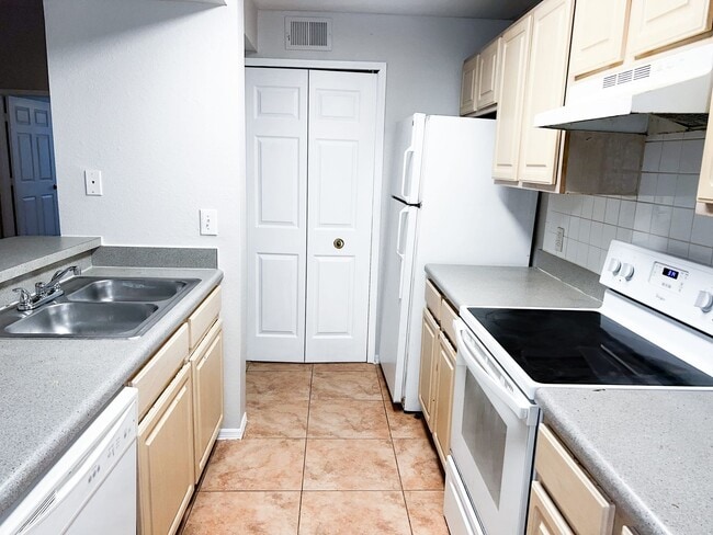 Foto del edificio - MOVE IN NOW !! Spacious 2bd 2ba on 3rd flo...