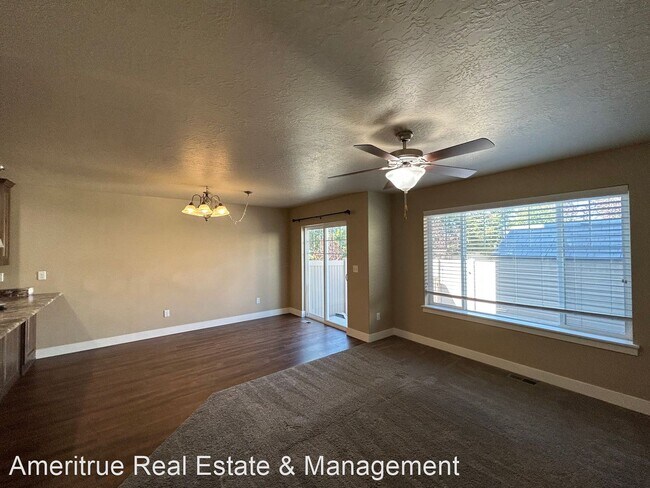 Foto del edificio - 4 br, 3.5 bath House - 2066 W. 1100 N.
