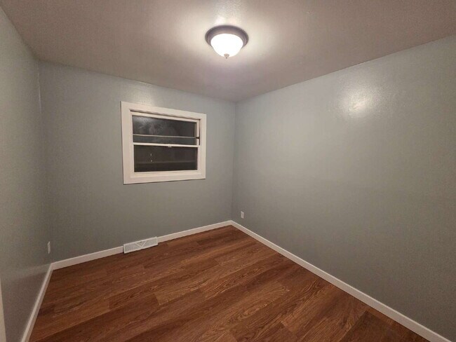 Foto del edificio - Cosmetically refreshed 3 Bedroom Lower Centrally located near State Fair!