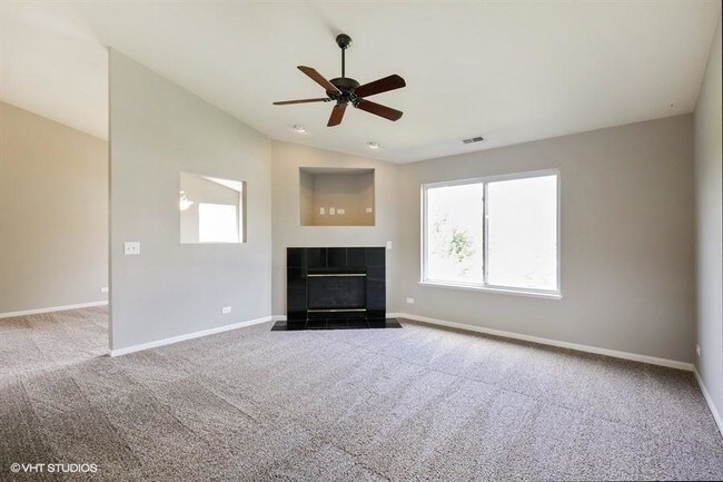 Building Photo - 3 bedroom in Carpentersville IL 60110