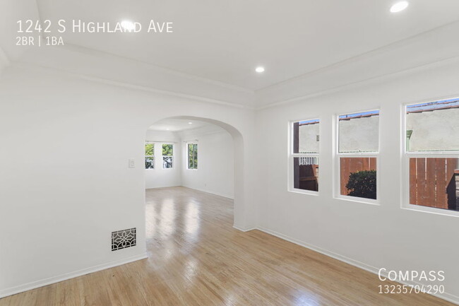 Building Photo - Updated Spanish Style Duplex with 1600 Sq....