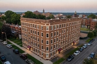 Building Photo - 212 Walnut St