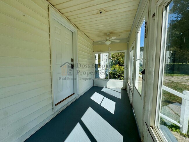 Building Photo - 1617 Roseland St
