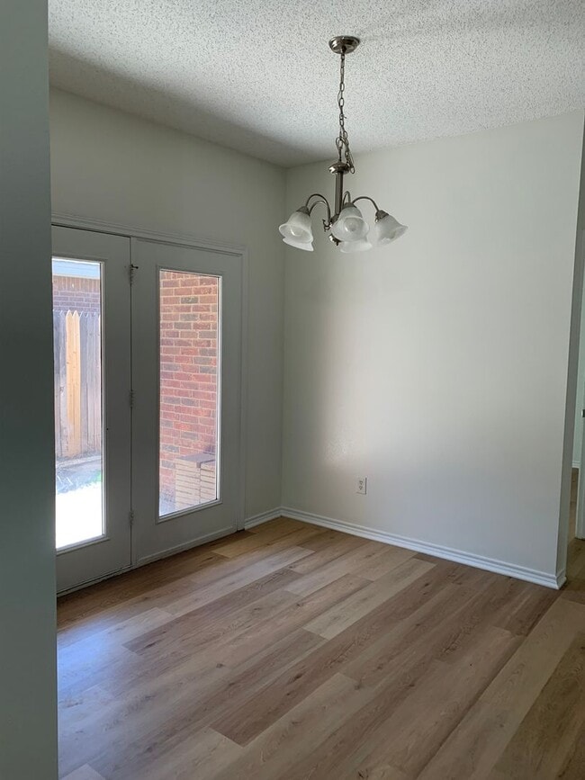 Building Photo - Updated 3/2 duplex in North Lubbock!