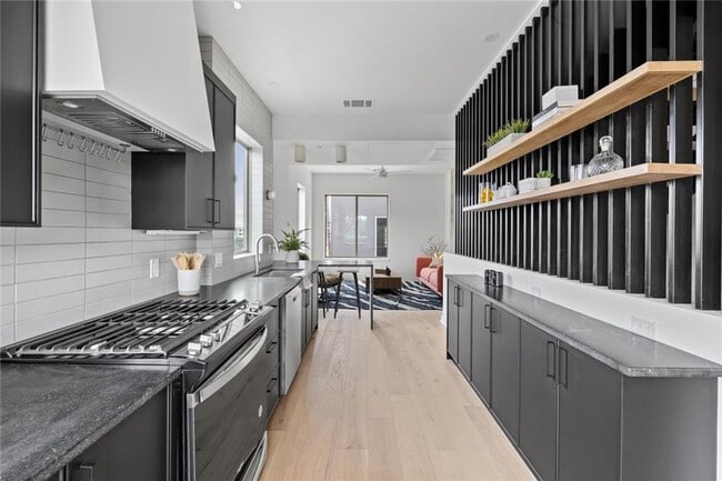 Foto del edificio - Stunning 2-bed/2-bath Condo Available For ...