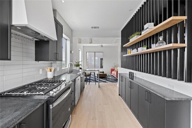 Foto del edificio - Stunning 2-bed/2-bath Condo Available For Lease