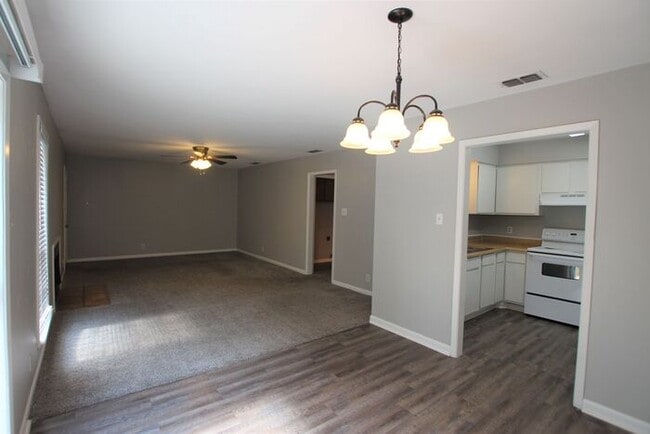 Building Photo - 2 bed 2 bath Apartment in South Tyler!