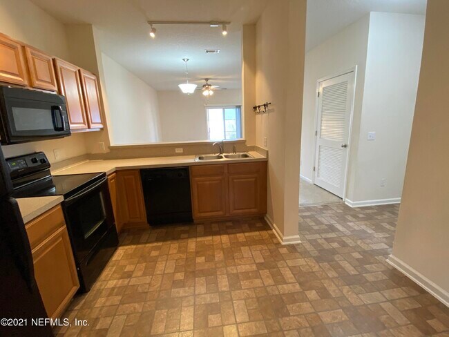 Building Photo - 445 Scrub Jay Dr