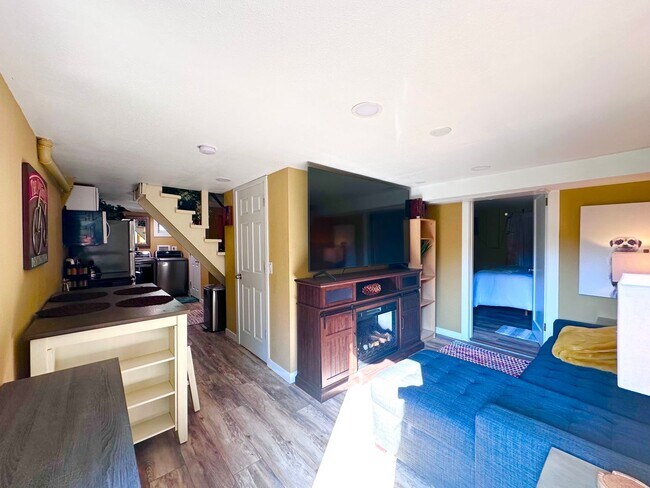 Building Photo - Modern Comfort Meets Convenience – Fully Furnished 2-Bedroom ADU in Milwaukie!