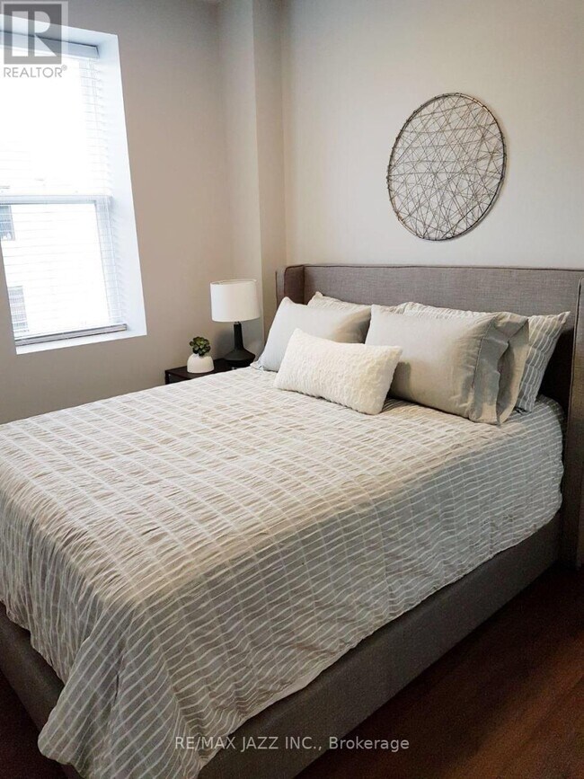 Photo du bâtiment - 310 - 14 1/2 KING STREET E