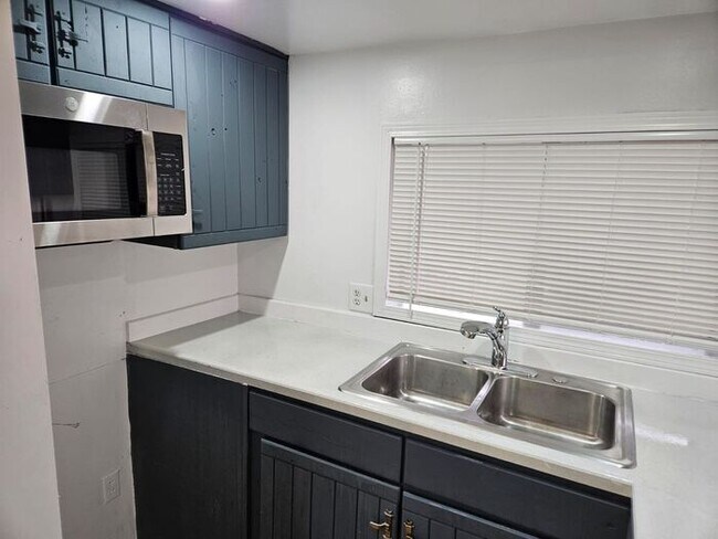 Foto del edificio - For Rent 2 Bed 1 bath, Plus basement, Duplex Home for rent