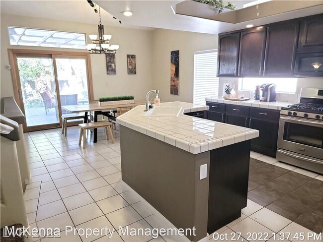 Building Photo - 3 br, 2.5 bath House - 1676 Silver Falls Ave