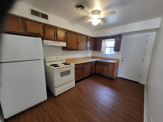 Building Photo - 3BR/2BA End Unit Townhouse in Dover!