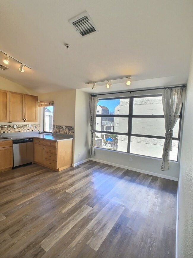 Building Photo - Spacious Multi-Level 1 Bedroom at Ryland Mews