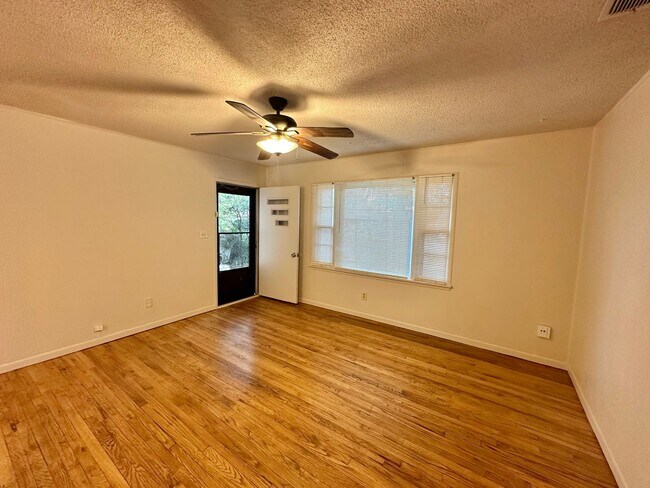 Building Photo - Cozy Three Bedroom, Centrally Located!