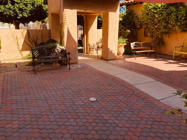 Foto del edificio - 2652 N 143rd Dr