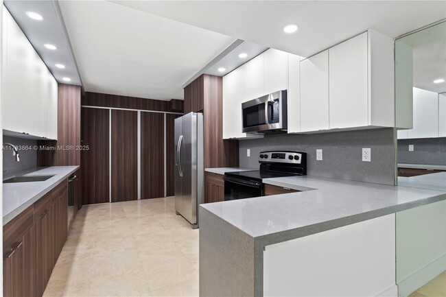 Building Photo - 1121 Crandon Blvd