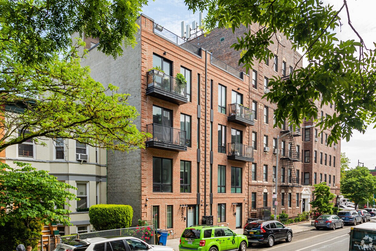 Building Photo - 287 Maple St