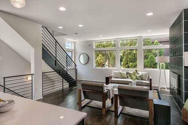 Building Photo - 3 br, 2.5 bath House - 2015 Boylston Ave E