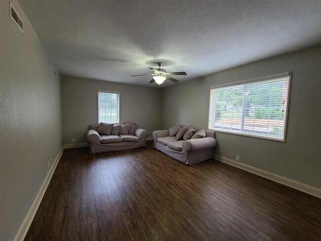 Building Photo - 400 Grandview Ct