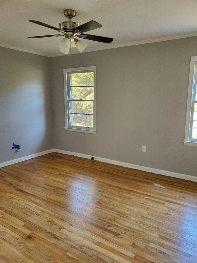 Building Photo - 1120 Edgewood Dr