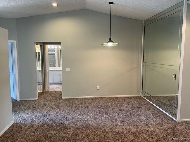Foto del edificio - 6580 Ridgefield Cir